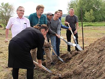 Der erste Spatenstich war zwar nur symbolisch, für die Gemeinde bedeutet die neue Freizeitanlage aber einen Meilenstein.Richard Sänger