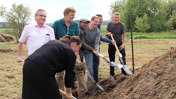 Der erste Spatenstich war zwar nur symbolisch, für die Gemeinde bedeutet die neue Freizeitanlage aber einen Meilenstein.Richard Sänger