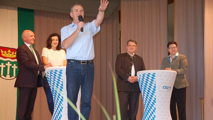 Moderator Fredi Breunig begrüßt MdL Steffen Vogel, der von einem anderen Termin nach Burglauer kam, während Landrat Thomas Habermann, Staatsministerin Dorothee Bär, der Bayerische Staatsminister der Justiz Prof. Dr. Winfried Bausback und die CSU-Kreisvorsitzenden Birgit Erb den ersten Part von Breunig`s "G`schmarri" schon absolviert hatten. Manfred Mellenthin