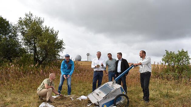 Stellten den "eBeetle" nahe der Wasserkuppe vor (von links): Michael K&ouml;hler, Martin Seuring, Bernd Woide, Jonas Thielen, Torsten Raab und  Stefan Weber.           Foto: Hanna Wiehe