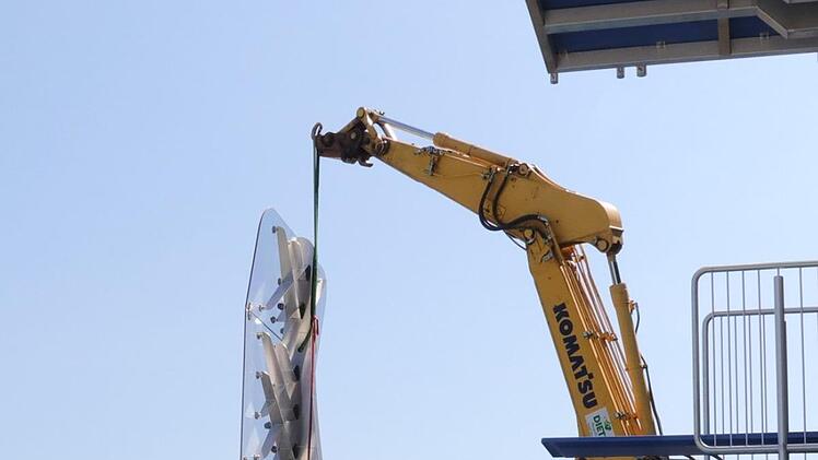 Am Ostrand des neuen Springerbeckens wird die Kletterwand montiert. Foto: Katrin Geyer