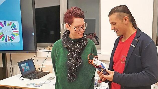 KJR-Vorsitzender Andy Fischer verabschiedete Claudia Russ, die k&uuml;nftig als Gemeindreferentin in N&uuml;rnberg arbeiten wird. Foto: Maria L&ouml;ffler