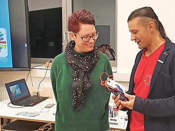 KJR-Vorsitzender Andy Fischer verabschiedete Claudia Russ, die k&uuml;nftig als Gemeindreferentin in N&uuml;rnberg arbeiten wird. Foto: Maria L&ouml;ffler