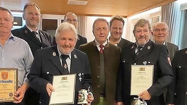 Ehrenmitglied Werner Grafwallner, 2. Vorsitzender Uwe Martin, Ullrich Rochholz, 1. Kommandant Kurt Lanzend&ouml;rfer, Kulmbachs Oberb&uuml;rgermeister und Bezirkstagspr&auml;sident Henry Schramm, Stadtrat Ingo Lehmann, Siegfried Sack, Stadtrat Horst Zahr und Armin Rochholz (v. l.) Foto: Klaus-Peter Wulf