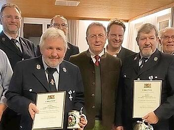 Ehrenmitglied Werner Grafwallner, 2. Vorsitzender Uwe Martin, Ullrich Rochholz, 1. Kommandant Kurt Lanzendörfer, Kulmbachs Oberbürgermeister und Bezirkstagspräsident Henry Schramm, Stadtrat Ingo Lehmann, Siegfried Sack, Stadtrat Horst Zahr und Armin Rochholz (v. l.) Foto: Klaus-Peter Wulf