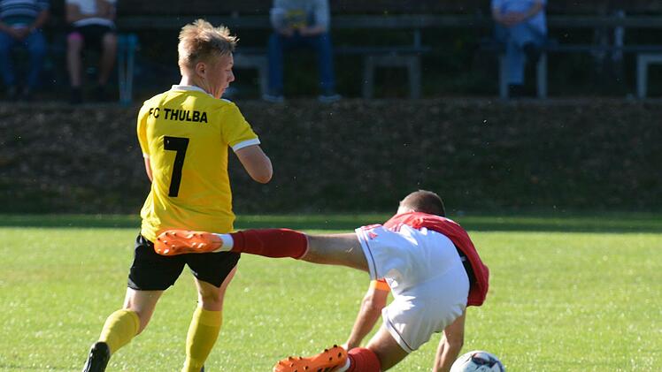 Die Bildsprache passt, denn die 2:6-Niederlage gegen den SV Rödelmaier war für David Betz und den FC Thulba tatsächlich so etwas wie ein Tritt in den Allerwertesten. Foto: ssp