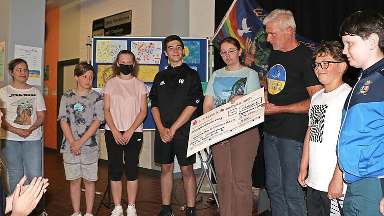 Tom Sauer bekam bei einer Veranstaltung in der Aula der Siegmund-Loewe-Schule 1630 Euro f&uuml;r die &bdquo;Aktion Roman&ldquo; &uuml;berreicht (v. l.): Anna Gratz, Noah Hauck, Sarah Schindler, Felix Gold, Celina Bracki-Emmerling, Tom Sauer, Lukas Schindler und Nils Hohenadel.