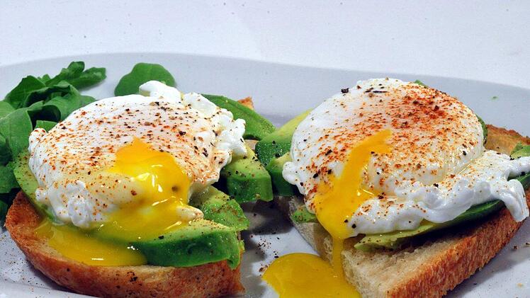 Toast mit Avocado und Ei