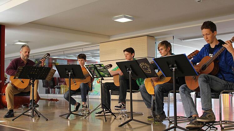 Das Gitarrenquartett mit Lehrer