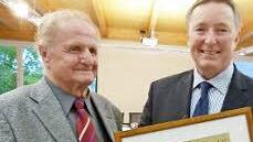 Manfred Röser (links) war gerührt, als ihn Bürgermeister Udo Döhler (rechts) die Ehrenbürgerurkunde überreichte. Fotos: Lothar Weidner