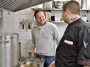 Der Pächter des Landgasthofs "Ruine Aura", Matthias Büttner (33, links), im Gespräch mit Koch Sergej Weber (26). Fotos: Sigismund von Dobschütz