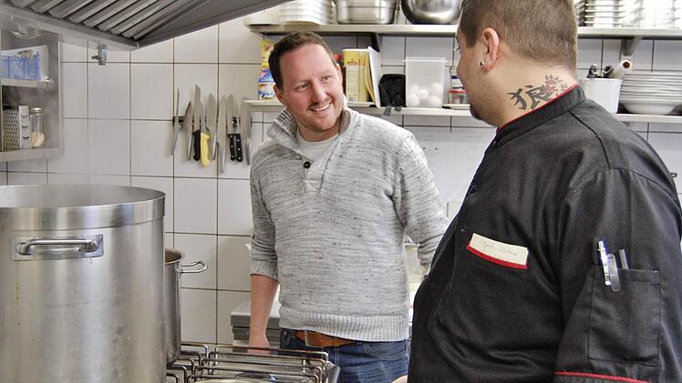 Der Pächter des Landgasthofs "Ruine Aura", Matthias Büttner (33, links), im Gespräch mit Koch Sergej Weber (26). Fotos: Sigismund von Dobschütz