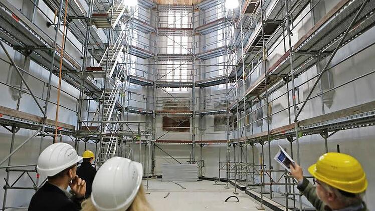 Das ist tatsächlich eine Kirche: Was auf dem Foto wie eine Fabrik aussieht, ist der derzeitige Zustand des Innenraumes des Dominikanerbaus. Nur die Fenster und die Form des Raumes lassen eine ehemalige Kirche erahnen. Foto: Matthias Hoch