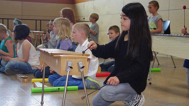 Die Singgruppe 3 sang und spielte "Hab ne Tante aus Marokko". Foto: Heike Schülein