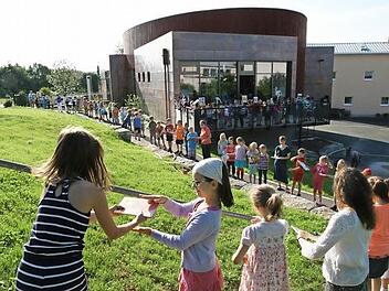 Die Stegauracher Grundschüler machten bei der Bücherkette begeistert mit. Fotos: privat