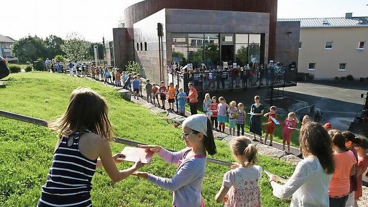 Die Stegauracher Grundschüler machten bei der Bücherkette begeistert mit. Fotos: privat
