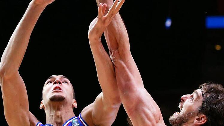 Pau Gasol (rechts) war am Ende auch im Rebound obenauf. Hier fischt er sich gegen Rudy Gobert (8 Punkte/13 Rebounds) einen seiner elf Abpraller. Foto: Sebastien Nogier