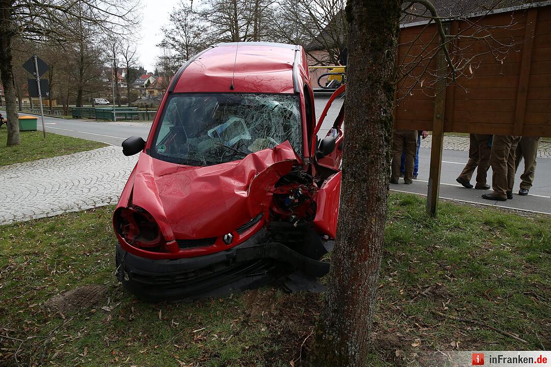 Marktschorgast: Vor Polizei geflüchtet und gegen Baum geprallt