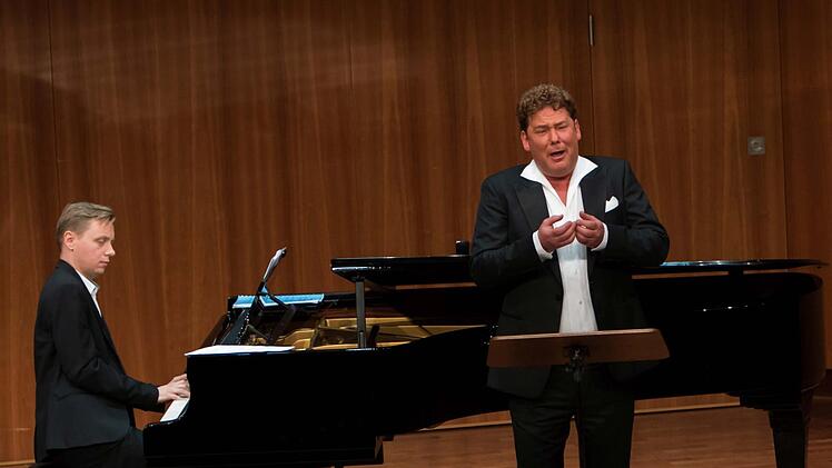 Mit einem Liederabend gastierte der international erfolgreiche Altus Matthias Rexroth bei der Coburger Gesellschaft der Musikfreunde. Am Klavier:: Marius Klubczuk.Jochen Berger