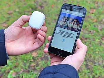 Der kleine Funksender schickt Daten ans Smartphone.  Foto: Andreas Kücker