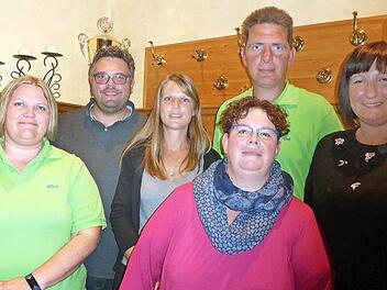 Von links: Dritte Vorsitzende Alexandra Krause, Vizebürgermeister Marco Friepes, Kindergartenleiterin Sabrina Hack, Zweite Vorsitzende Karin Schaumburg, Kassier Tino Zechel und Zweite Vorsitzende Christine Liebert-Dippold.  Foto: Heidi Amon