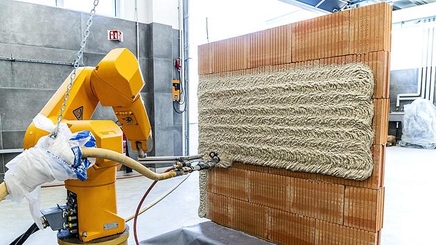 Das neuartige, aufspritzbare D&auml;mmsystem "maxit ecosphere" soll die energetische Sanierung enorm beschleunigen. Aufgebracht werden kann es mit herk&ouml;mmlichen Putzmaschinen. K&uuml;nftig sollen aber auch Roboter Standardarbeiten &uuml;bernehmen.  Foto: Deutscher Zukunftspreis|A.Pudenz