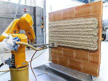 Das neuartige, aufspritzbare Dämmsystem "maxit ecosphere" soll die energetische Sanierung enorm beschleunigen. Aufgebracht werden kann es mit herkömmlichen Putzmaschinen. Künftig sollen aber auch Roboter Standardarbeiten übernehmen.  Foto: Deutscher Zukunftspreis|A.Pudenz