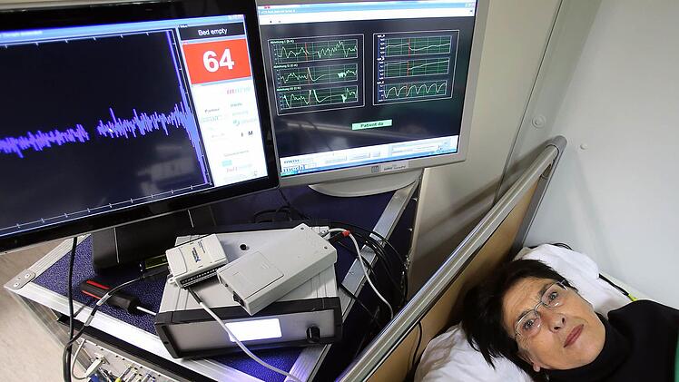 Das Forschungsprojekt Guardian misst die  Herz- und Lungenfunktion von Palliativpatienten - anders als herkömmliche Geräte, aber ohne Kabel und Elektroden.Symbolfoto: Oliver Berg/dpa/Archiv