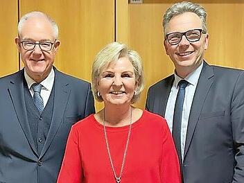 Mathias Ritzmann (links) von der Geschäftsleitung und Niederlassungsleiter Christian Ennulat dankten Karin Feichtinger für ihren großen Einsatz in all den Jahren.