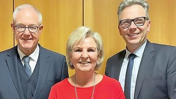 Mathias Ritzmann (links) von der Geschäftsleitung und Niederlassungsleiter Christian Ennulat dankten Karin Feichtinger für ihren großen Einsatz in all den Jahren.