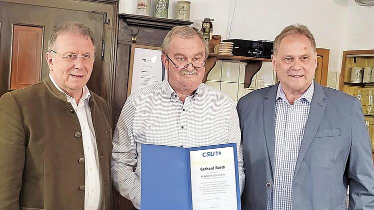 Gerhard Barth (Mitte) erhielt für seine 40-jährige Mitgliedschaft im CSU-Ortsverband Kasendorf eine Ehrenurkunde. Mit im Bild CSU-Kreisvorsitzender Henry Schramm (links) und Bürgermeister Norbert Groß.