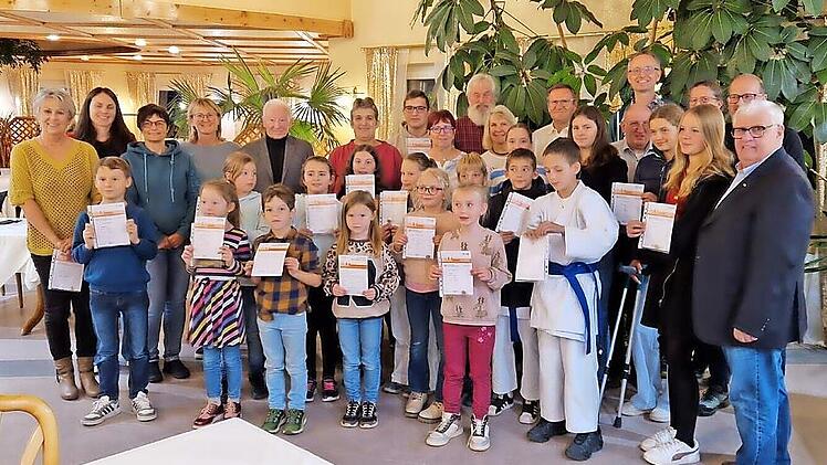 Sage und schreibe 32 Sportabzeichen haben sich die Mitglieder des TSV Himmelkron erarbeitet.