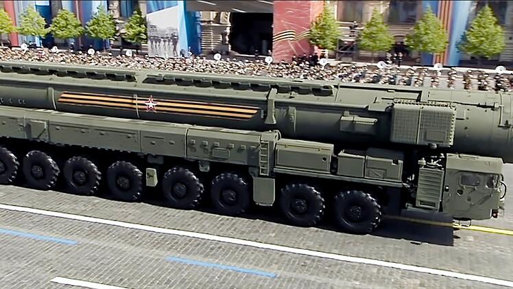 Das russische Regime h&auml;lt trotz internationaler Embargos seine Kriegsmaschinerie am Laufen. Bei Paraden wird sie immer wieder gern vorgezeigt.