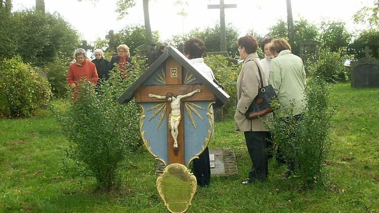 Gottesdienstbesucher an der Gedenkstätte ehemaliger Friedhof Reußendorf im Jahr 2009.