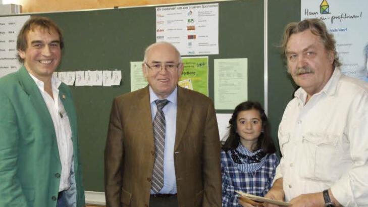 Einen Gutschein über 1000 Euro gewann beim Energiesparwettbewerb des Landkreises Haßberge Herbert Kuhn (rechts) aus Wonfurt. Dazu gratulierten Energieberater Günther Lieberth und stellvertretender Landrat Siegmund Kerker sowie die Glücksfee Miriam (von links).