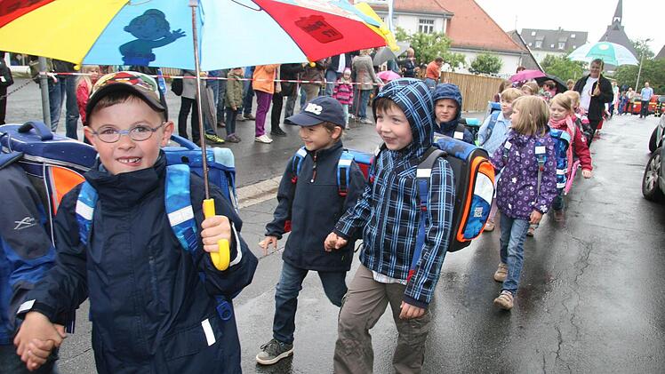 Die Schulanfänger freuen sich schon, dass sie ab September richtig zu Schulfamilie gehören.