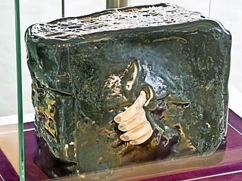 Erwin Eisch: "Handbuch der deutschen Glaskunst" (1977, schwarzes Glas, bemalt). Zu sehen ist diese Arbeit im Glasmuseum in der Rosenau.  Fotos: Jochen Berger