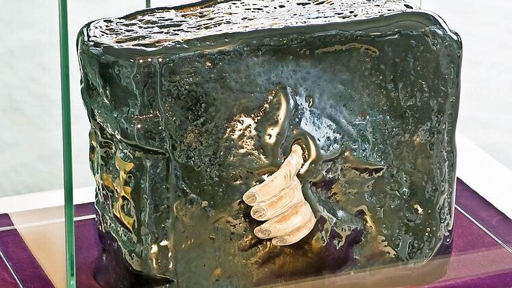 Erwin Eisch: "Handbuch der deutschen Glaskunst" (1977, schwarzes Glas, bemalt). Zu sehen ist diese Arbeit im Glasmuseum in der Rosenau.  Fotos: Jochen Berger