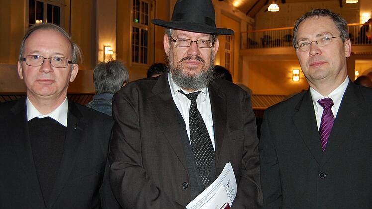 Drei Geistliche im Schulterschluss: (von links) Dekan Thomas Keßler, Rabbiner Tuvia Hod und Pfarrer Jochen Wilde