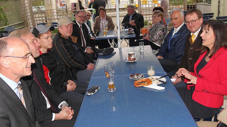 Die CSU-Kandidatin für das Europaparlament, Barbara Becker (rechts) zeigte sich bei deiner politischen Runde am Rande des Kaernenfests sehr angetan von den Erfolgen der Stadt Ebern bei der Umwandung der Kaserne in einen Gewerbepark.