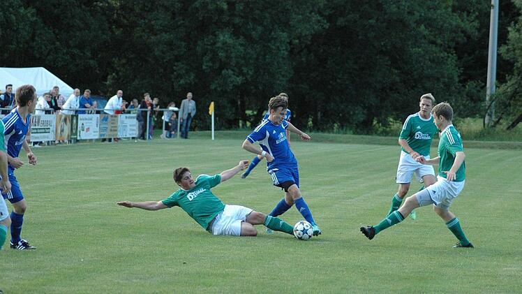 Szene aus dem Spiel des SV Riedenberg (grüne Trikots) gegen den TSV Münnerstadt (3:1). Foto: Sebastian Schmitt(