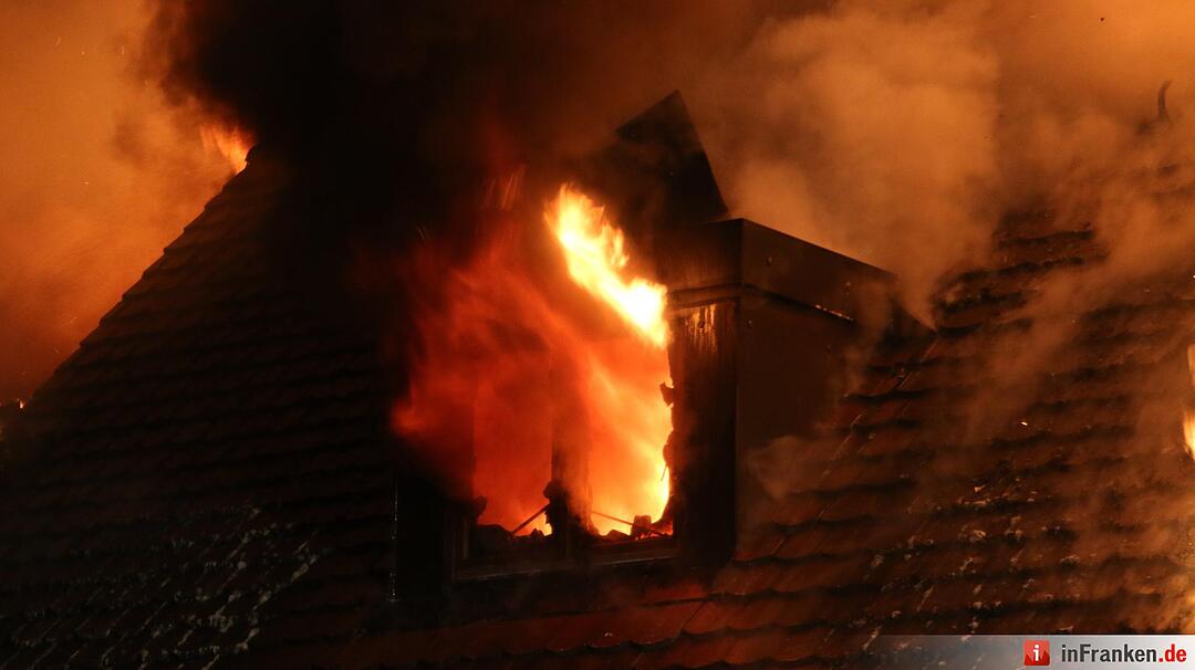 Wohnhaus geht lichterloh in Flammen auf