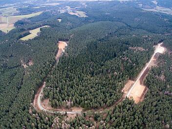 Aus der Luft: So sieht die Baustelle für den Windpark Hain-Ost am Reinberg und am Spitzberg aktuell aus. Nach der Entscheidung des Verwaltungsgerichts Bayreuth darf jetzt weitergebaut werden.  Foto: Heinrich Weiß