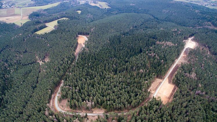 Aus der Luft: So sieht die Baustelle für den Windpark Hain-Ost am Reinberg und am Spitzberg aktuell aus. Nach der Entscheidung des Verwaltungsgerichts Bayreuth darf jetzt weitergebaut werden.  Foto: Heinrich Weiß