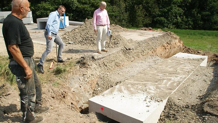 Der erste Amphibientunnel war gestern bei der Ortseinsicht bei Fabrikschleichach bereits in die Straße eingebracht, die Auslässe sollen in den nächsten Tagen geliefert werden. Fotos: Sabine Weinbeer