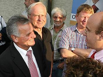 Im Jahr 2010 wurde Landrat Oswald Marr (l.) im Amt bestätigt. Diesmal verfolgt er den Wahlkampf nur als Zuschauer. Dennoch wird der Wahlabend für ihn ein spannendes Ereignis. Foto: Archiv/Frank Förtsch
