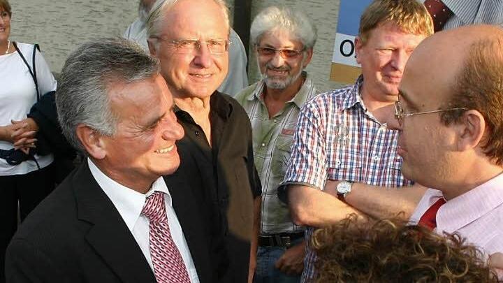 Im Jahr 2010 wurde Landrat Oswald Marr (l.) im Amt bestätigt. Diesmal verfolgt er den Wahlkampf nur als Zuschauer. Dennoch wird der Wahlabend für ihn ein spannendes Ereignis. Foto: Archiv/Frank Förtsch