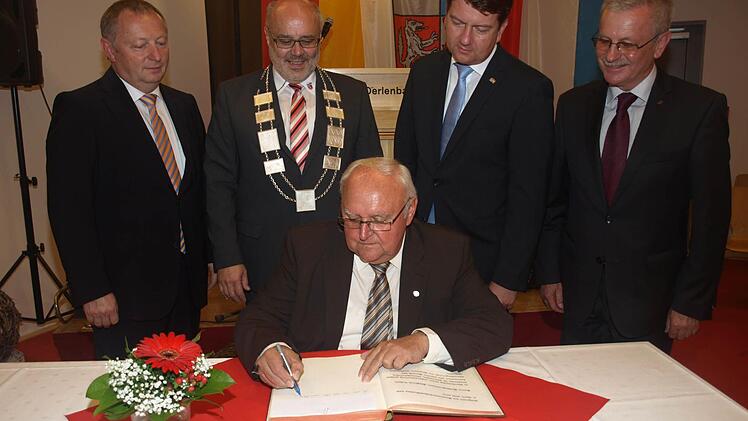 Der neue Ehrenbürger Siegfried Erhard trug sich in das Goldene Buch der Gemeinde ein. Aufmerksame Betrachter von links Landrat Thomas Bold, Bürgermeister Franz Kuhn, MdL Sandro Kirchner und Gotthard Schlereth vom Bayerischen Gemeindetag.  Foto: Stefan Geiger