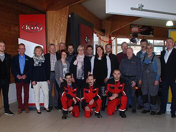 Das Team des Autohauses Korn und Schwenk freut sich, dass die Umbauarbeiten nun abgeschlossen sind. Die beiden Geschäftsführer Sabine Schwenk (Dritte von links) und Albin Korn (rechts) laden ganz herzlich zur Neueröffnung am 1. und 2. April ein.  Fotos: Jürgen Scheibe