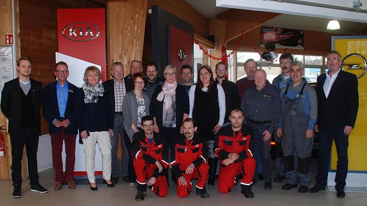 Das Team des Autohauses Korn und Schwenk freut sich, dass die Umbauarbeiten nun abgeschlossen sind. Die beiden Geschäftsführer Sabine Schwenk (Dritte von links) und Albin Korn (rechts) laden ganz herzlich zur Neueröffnung am 1. und 2. April ein.  Fotos: Jürgen Scheibe